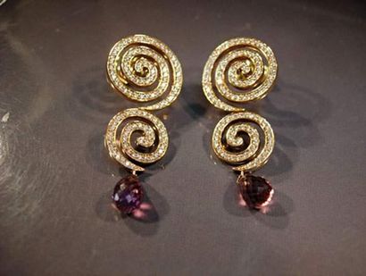 null Paire de pendants d'oreilles en or rose dessinant des spirales serties de diamants...