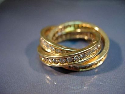 null CARTIER, alliance trois anneaux en or jaune sertie de diamants taille brillant.
Signé...