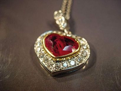 null Pendentif cœur en or deux tons centré d'un rubis de 3 carats environ entourage...