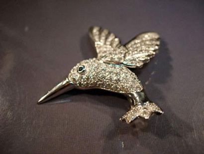 null Broche en or gris stylisant un colibri serti de diamants pour 1.20 carats environ...