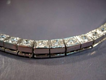 null Collier rivière en or gris serti de diamants taille brillant pour 10.50 carats...