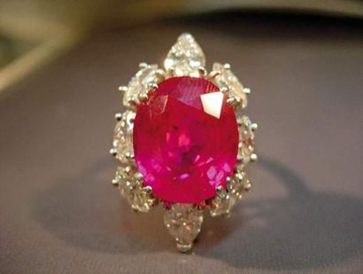 null Bague en or gris centrée d'un très beau rubis ovale de 8.37 carats de Birmanie,...