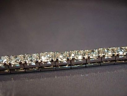 null Bracelet rivière en or gris serti de diamants taille brillant pour 7.30 carats...