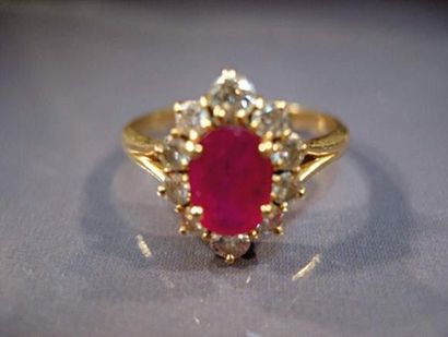 null Bague en or jaune centrée d'un rubis entourage de diamants taille brillant.
Poids...