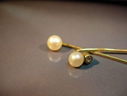 null Deux épingles de cravate en or jaune serties de perles et d'un petit diamant.
Vers...