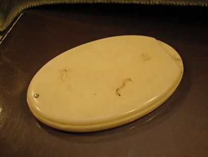 null Miroir ovale de sac en ivoire orné d'insectes gravés
Vers 1920.
Longueur: 9.3...