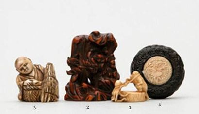 null NETSUKE en bois à patine brun rouge représentant quatre singes dans des rochers...