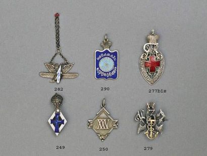 null Lot : -3 insignes miniature. Fabrication Russe.
Institut technique (bronze),...