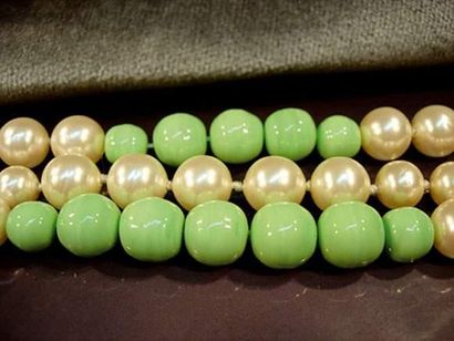 null CHANEL, collier ras de cou trois rangs de perles fantaisie et perles vertes...