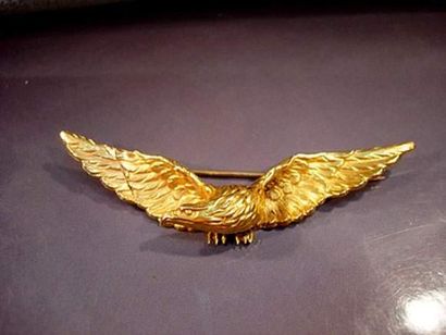 null Broche en or jaune stylisant un aigle les ailes déployées. Travail du 19ème...