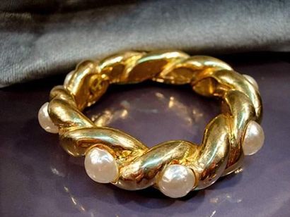 null CHANEL, bracelet rigide doré orné de demi perles fantaisie.
Signé