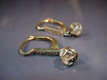 null PAIRE DE DORMEUSES EN OR DEUX TONS serties de diamants taillés en roses en ligne...