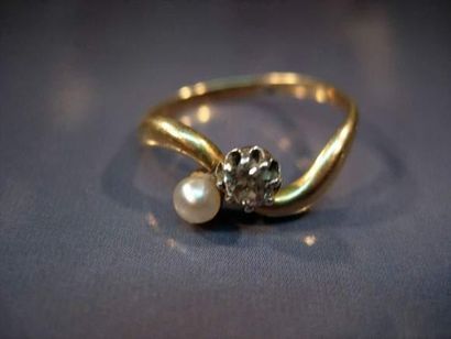 null BAGUE TOI ET MOI EN OR JAUNE SERTIE d'une perle et d'un diamant taille ancienne.
Vers...