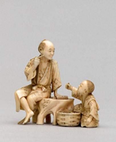null OKIMONO en ivoire représentant un père et son fils assis près d'une souche d'arbre.
Signé.
Japon,...