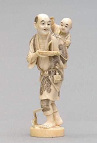 null OKIMONO en ivoire représentant un homme portant sur son dos un bébé et son jouet...