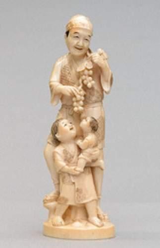 null OKIMONO en ivoire représentant un vigneron portant des fruits, ses deux enfants...