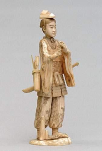 null STATUETTE en ivoire représentant un samouraï portant son sabre et son carquois...