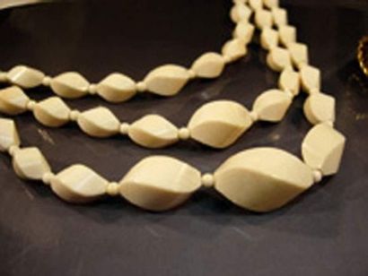null COLLIER DRAPERIE formé de perles d'ivoire torses.
Longueur : 44 cm.