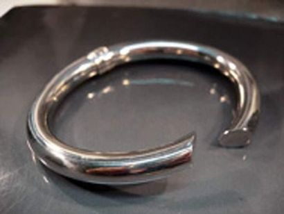 null BRACELET RIGIDE OUVERT en argent.
Poids : 22.40 g.