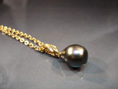 null CHAÎNE EN OR JAUNE maille ovale et pendentif serti d'une perle de culture grise.
Poids...