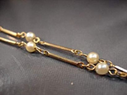 null COLLIER EN OR JAUNE à maillons bâtonnets et perles de culture.
Poids : 4.20...