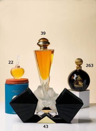 null Lalique parfums - « L'Amour » - (1997)
Présenté dans son écrin polychrome titré...
