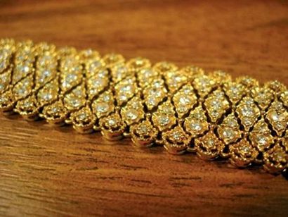 null Beau bracelet souple en or jaune ciselé façon dentelle, serti de diamants taille...