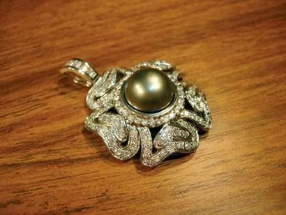 null Important pendentif rosace en or gris centré d'une perle de culture grise diamètre...