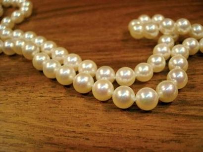 null Sautoir formé de perles de culture
Diamètre 7.5 à 8 mm.
Longueur : 128 cm