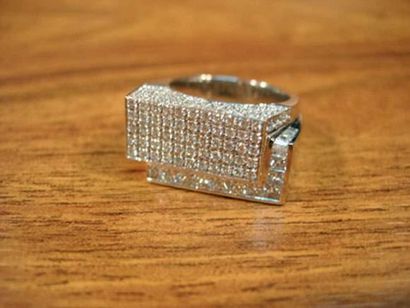 null Chevalière asymétrique en or gris pavée de diamants taille brillant et taille...