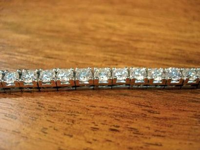 null Bracelet rivière en or gris serti de diamants taille brillant pour 8.70 carats...