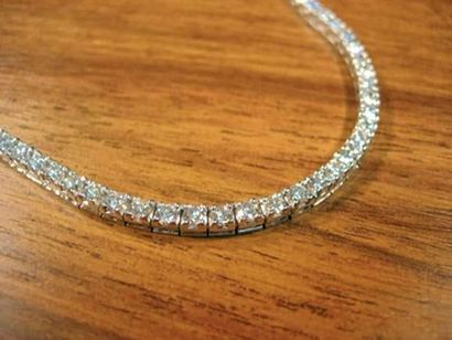 null Collier rivière en or gris serti de diamants taille brillant pour 13.20 carats...