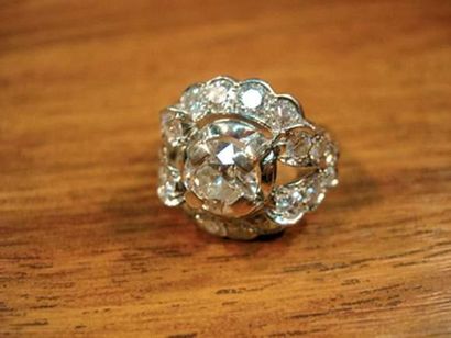 null Bague en platine de forme ronde centrée d'un diamant taille brillant de 1.30...