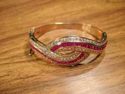 null Bracelet rigide en or rose serti de rubis calibrés entre deux rangs de diamants...