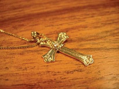 null Chaîne en or jaune maille carrée et croix ciselée en or jaune 14 K centrée d'un...