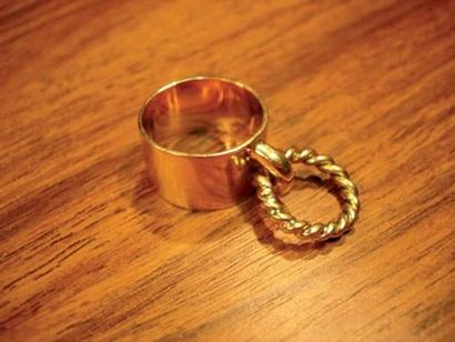 null Bague en or jaune formée d'un anneau lisse, retenant un anneau mobile torsadé.
Poids...