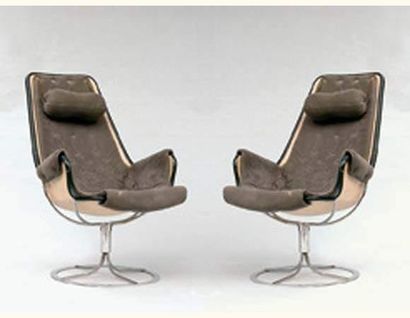 null Bruno MATHSSON
Paire de fauteuils à armature en métal chromé, dossier et assise...