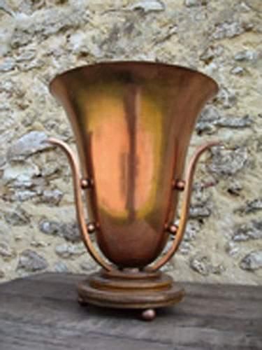 null TRAVAIL FRANÇAIS 1940
Lampe de forme vasque en tôle cuivrée et socle en bois...