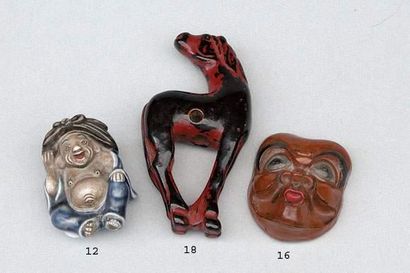 null NETSUKE en grès de Bizen représentant Hoteï, son traditionnel sac de richesses...