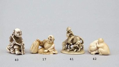 null NETSUKE en ivoire représentant un singe et son petit.
Japon, XVIIIe siècle.
Long....