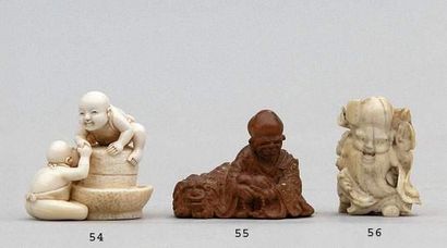 null NETSUKE en bois à patine claire représentant le Sennin assis, son shishi près...