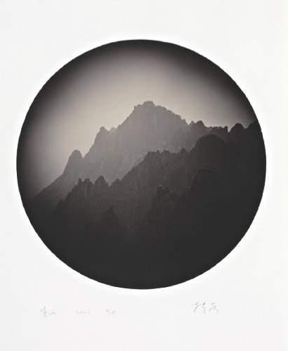 null Lei HAN (1967)
“SHAN - SHUI N°5”, 2003

Photographie en noir et blanc signée,...