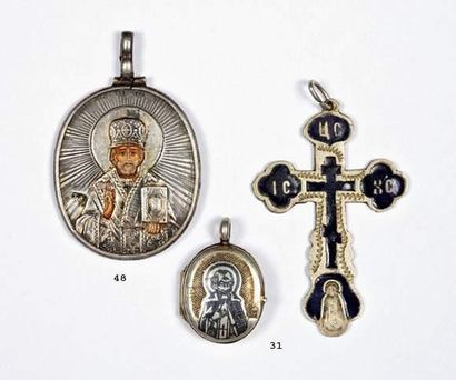 null Lot.
- Joli médaillon s'ouvrant avec icônes en émail de la Vierge et St Panteleimon.
Argent,...