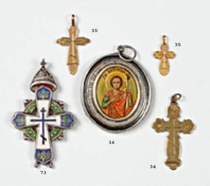 null 2 croix de baptême en or.
Poinçons : 56 I.L + F.B 20 x 13 mm et 56 + F.B Moscou...