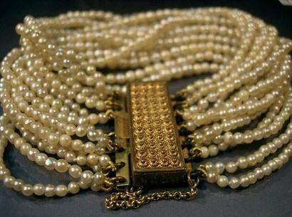 null Bracelet multibrin de perles fermoir rectangulaire en pomponne.
Vers 1900.
Longueur:...