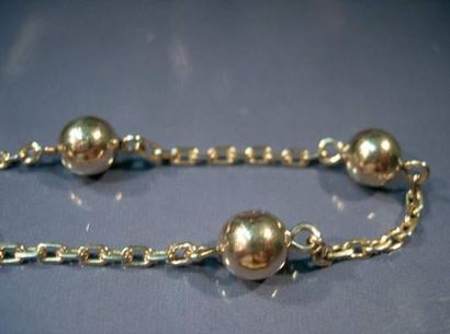 null Bracelet en or jaune maille forçat agrémenté de boules d'or.
Poids : 5.80 g.
Longueur:...