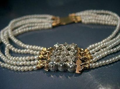null Bracelet cinq rangs de semences de perles fines, fermoir central carré en or...
