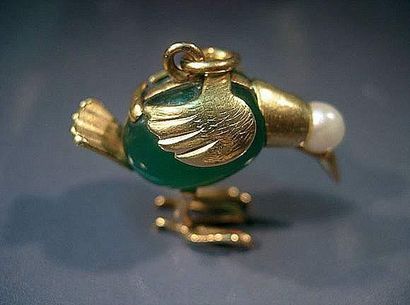 null Breloque en or jaune stylisant un oiseau serti d'agate verte et d'une perle...