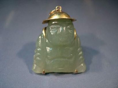 null Breloque stylisant un bouddha en pierre dure verte, monture en or jaune 14K.
Poids...