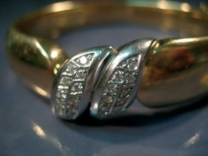 null Bracelet rigide en or jaune centre noué serti de diamants sur or gris.
Poids...